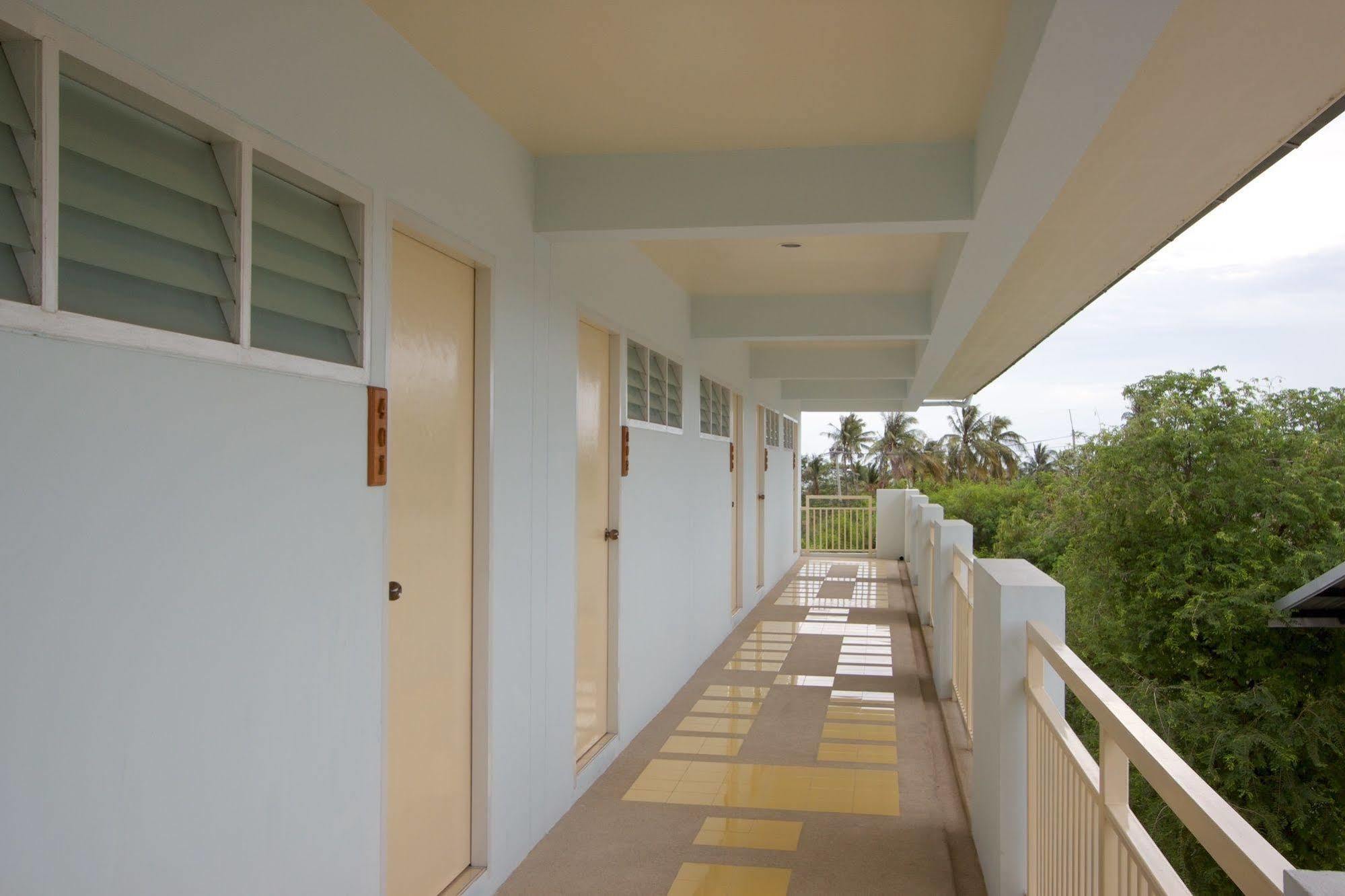Charn Residence Bang Saen Exterior photo